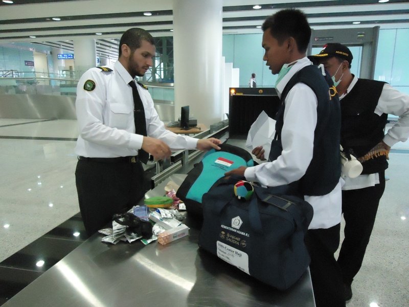 Pemeriksaan-barangbarang-oleh-petugas-bandara